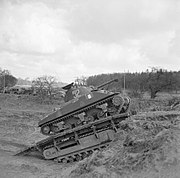 Um carro de combate Sherman utilizando um Churchill ARK para transpor uma escarpa, 79ª Divisão Blindada, 13 de fevereiro de 1944.