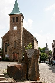 Skulptur der blanke stein in Hattingen Blankenstein von 2001 (dahinter St. Johannes Baptist)
