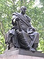 פסל צ'ארלס ג'יימס פוקס בכיכר בלומסברי