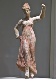 Taranto'dan MÖ 3. yüzyıla ait dans eden bir maenadın antik Yunan pişmiş toprak heykelciği. Metropolitan Sanat Müzesi, New York.