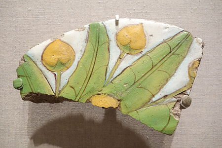 Mandragore : feuille et fruit. Art amarnien, 1353–1336 AEC. Céramique peinte. New York, musée de Brooklyn[5].