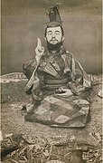 Toulouse-Lautrec louchant, en habit japonais, vers 1892.
