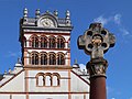 Pacellikreuz (1957) erbaut von Willi Hahn vor der St. Matthias Basilika, Trier.