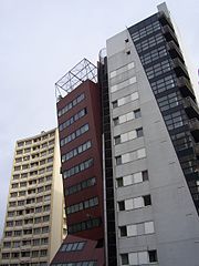 trois immeubles à l'angle de Flandres et Maroc.