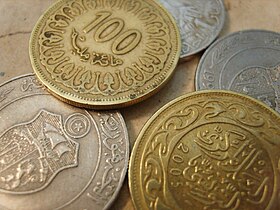 Vue de pièces tunisiennes (dinar, millimes) en circulation.