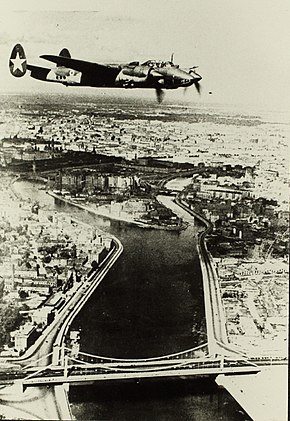 モスクワ市中央区ヤキマンカ地区上空を飛行する Tu-2 (1945年6月23日撮影)