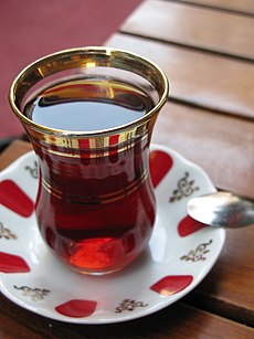 Turski čaj serviran u tipičnu čašu