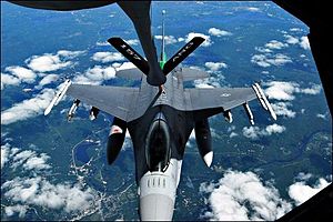 Vermont F-16 estanta benzinumita fare de New Hampshire KC-135.jpg