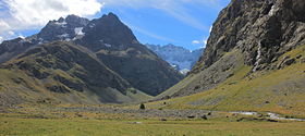 Vue du pic de Chamoissière (deuxième sommet à gauche) dominant le cours supérieur de la Romanche.