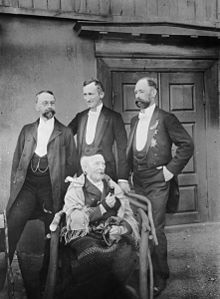 90-årsdagen til Westye Martinius i 1895. Bak f.v.: Einar, Theodor Christian og Ferdinand Julian. Einar drev Westye Egeberg & Co. til kollaps efter Krakket i 1929