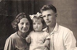 Михаил Дудников с женой Натальей и дочерью Галочкой, 25.06.1941 г.