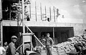 חברי הקיבוץ עובדים על המבנה, מרץ 1938