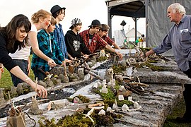 Création d’un village d’argile où d’étranges créatures aquatiques ont à survivre à un déluge. Cette action performative permet de visualiser toute la richesse du patrimoine aquatique.