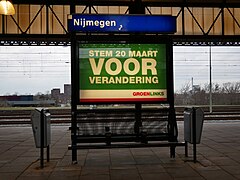 Nijmegen-Centrum, Wahlplakat von GroenLinks für die Provinzwahlen 2019 im Bahnhof Nijmegen