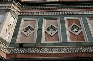 Serpentine de Prato parmi l'appareillage du Campanile de Giotto.