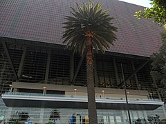 La entrada principal de la Arena Ciudad de México junto con la Terraza-Bar y la pantalla de LEDs.