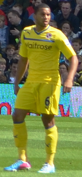 Адриан Мариаппа на футбольном поле в выездной форме Рединга на 2012–13 годы
