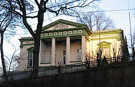 Frognerveien 53 (1899) ble oppført som villa og har vært brukt som moské og barnehage.