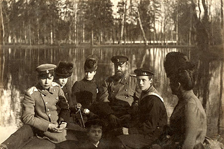 Императорская чета с детьми Николаем, Георгием, Михаилом и Ксенией на лодке (после 1890)