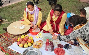 Göyçay en el año 2011. Las mujeres están haciendo lavash.