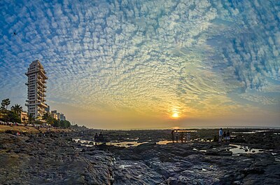 Panorama awan altokumulus flokus di Mumbai, India.