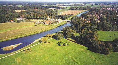 Kitefoto van de Berkel bij Eibergen, vlak na werkzaamheden om de strakke kanalisatie te doorbreken, 2004.