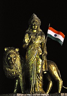 Statua di Bharat Mata (Madre India) accompagnata da un leone a Yanam, India.