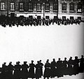 Photographie de manifestants s'opposants à l'armée le dimanche rouge pendant la révolution russe de 1905