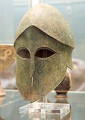 Коринфский шлем из Британского музея (ок. 500 г. до н. э.).