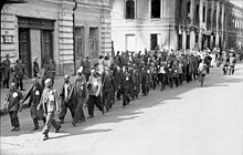 Jewish forced labourers, marching with shovels, Mogilev, 1941 Bundesarchiv Bild 101I-138-1083-30, Russland, Mogilew, Zwangsarbeit von Juden.jpg