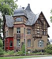 Villa mit Pforte der Einfriedung