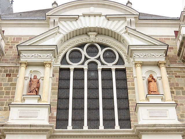 Détail du portail nord de la cathédrale de Laval.\n (définition réelle 4 000 × 3 000)