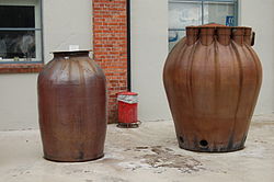 Store keramiske krukker som ble brukt i konsentrasjonsprosessen i den første fabrikken. Krukkene står sammen med lysbueovnen utenfor Ovnshus A.