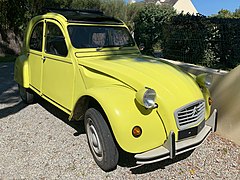 Une jolie Citroën 2 CV 6 Spécial jaune produite entre 1979 et 1983. Elle a un moteur bicylindre à plat de 602 cm3 refroidi par air, avec un carburateur Solex simple corps. Il développe 33 chevaux à 6750 tr/mn (3 cv fiscaux). Il est couplé à une boîte de vitesses à 4 rapports synchronisés, embrayage centrifuge en option. La voiture pèse 575 kg et sa vitesse maxi est de 110 km/h.