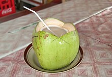 Нарежете отворен кокосов орех със слама