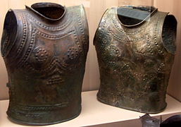 Cuirasses de bronze (Marmesse, Haute-Marne), formades per dues petxines de bronze reblades d'una banda i tancades per l'altre amb ganxos, del període de transició entre l'edat del bronze i la de ferro (aprox. del 950 al 780 ae)