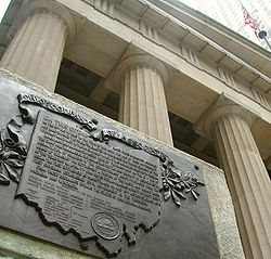 Pamětní tabule Nortwest Ordinance na budově Federal Hall v New Yorku