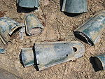 Campanas rituales de broce dispersas sobre el terreno de la excavación.