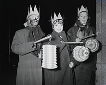 Children celebrating Driekoningen in Amsterdam in 1958 Driekoningenfeest te Amsterdam, Bestanddeelnr 909-2284.jpg