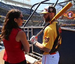 Jessica Mendoza och Bryce Harper, 2016.