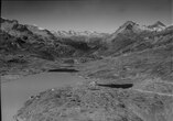 Luftbild von Werner Friedli (1954). Rechts der Lagh da la Cruseta, hinter dem Lago Bianco der Lej Nair