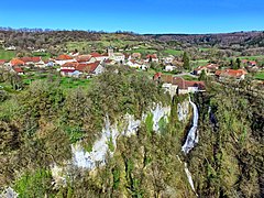 Le village et la cascade de la Vau.