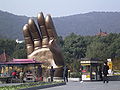Diese 1:1 Nachbildung der Hand des Buddha, lässt auf seine Größe schließen.