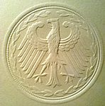 Großes Bundessiegel (ab 1950) Bundesadler mit sieben Federn per Schwinge und Lorbeerkranz[23]