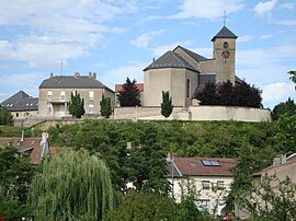 The Church of Hettnage-Grande, located on the hill "Le Rocher" in the town center