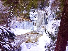 ледолаз возле шахтерского водопада