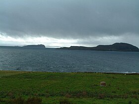 Vue de Glas-leac Mòr (à gauche) avec l'île Ristol (à droite).