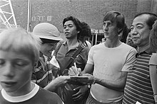 Cruyff with Japanese fans in 1982 Johan Cruijff met Japanse fans.jpg