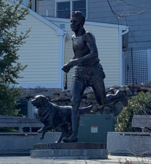 Statue de John J. Kelley avec son chien Brutus à Mystic dans le Connecticut.