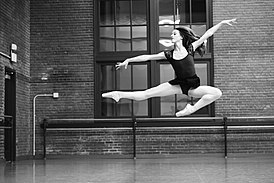 Артистка балета в прыжке